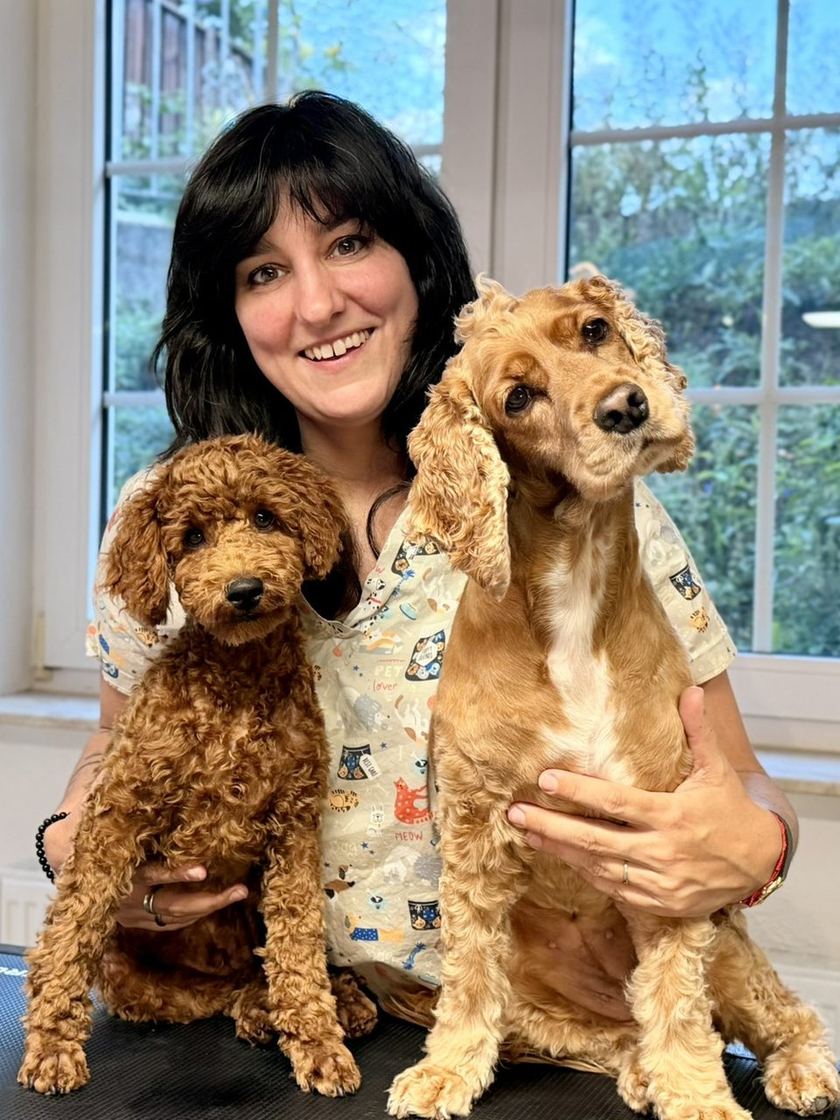Yvonne, Inhaberin der Fellwerkstatt Bonn, mit zwei Hunden